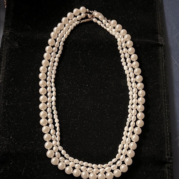 Elegant Pearl Necklace Set (3) - Picture 4 of 6